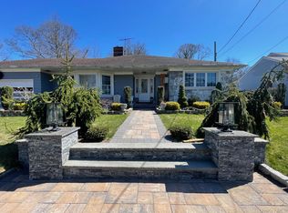 7 Willowbrook Ln, Freeport, NY 11520