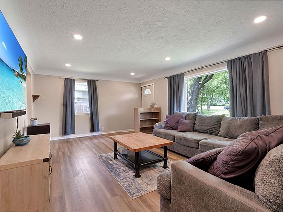 4th image of 2421 Garden Ave