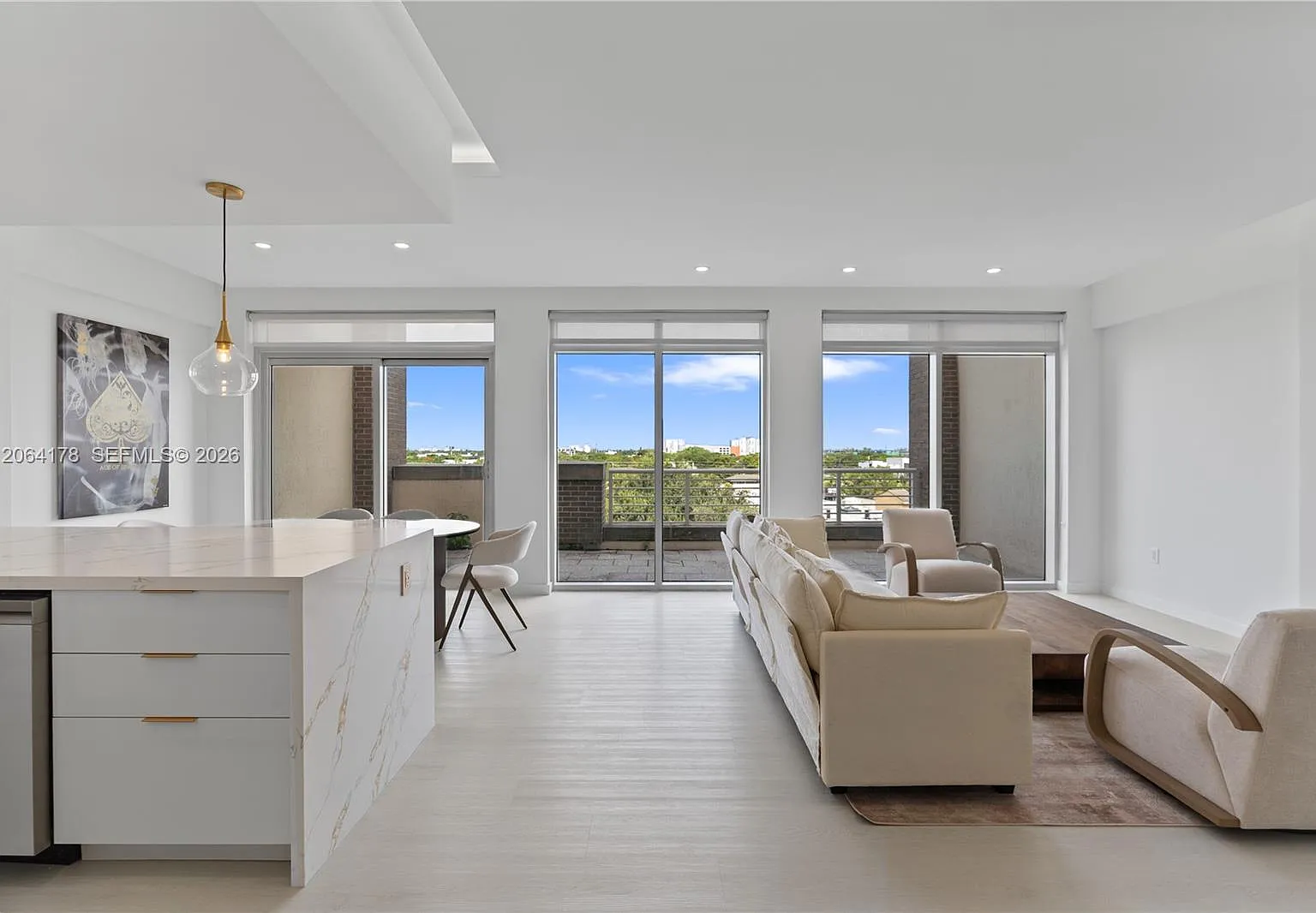 Midblock Miami Condo — Photo 4