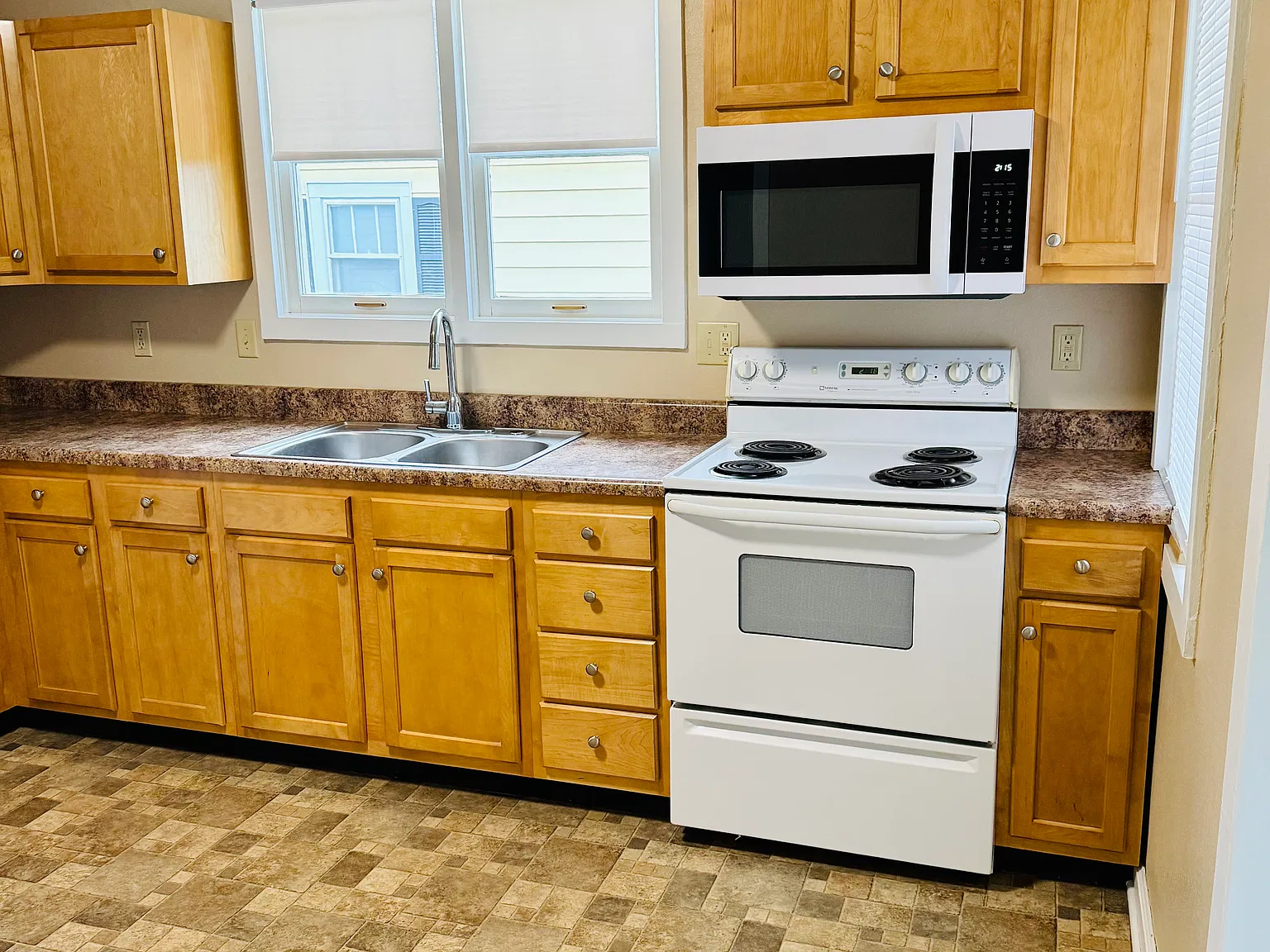 3 bed, 950 sqft, $1,100 — Photo 4