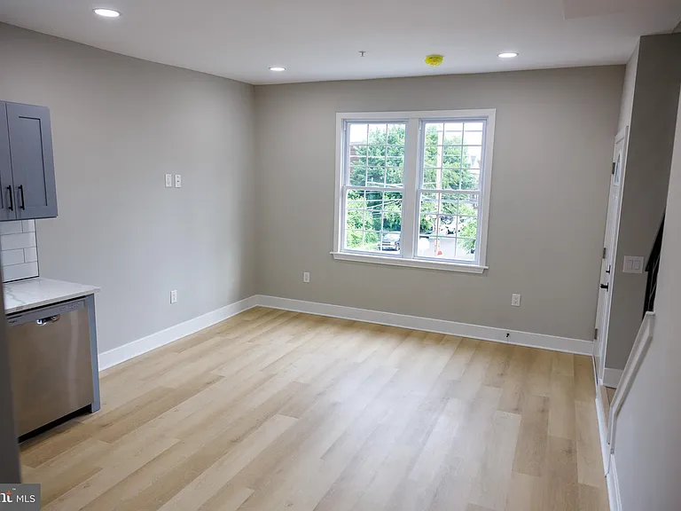1201 Lindley Ave — Photo 3