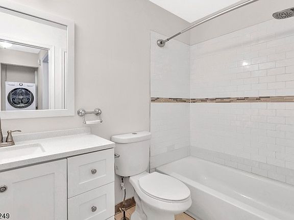 2nd image of 14 Norwich Pl #14