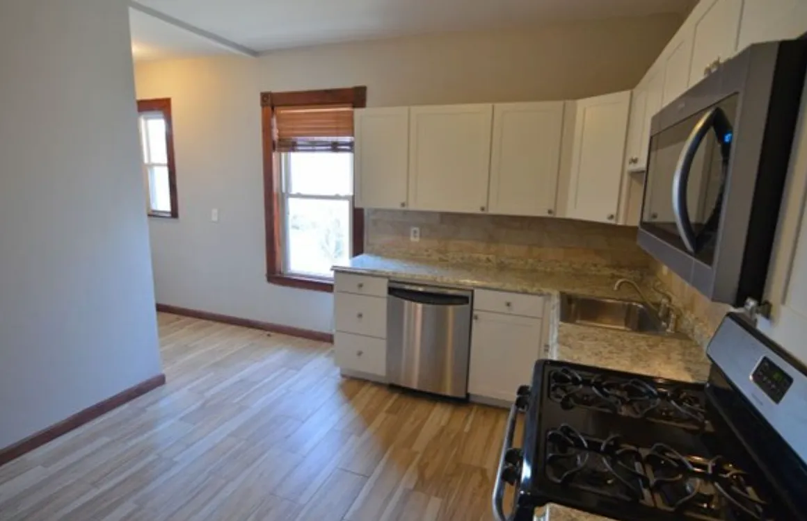 4 bed, 1300 sqft, $3,200 — Photo 2