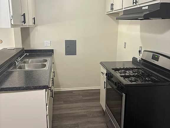 4th image of 5515 Penfield Ave #833a4b614