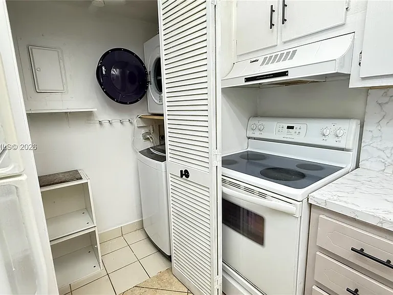 240 Lakeview Dr #306 — Photo 4