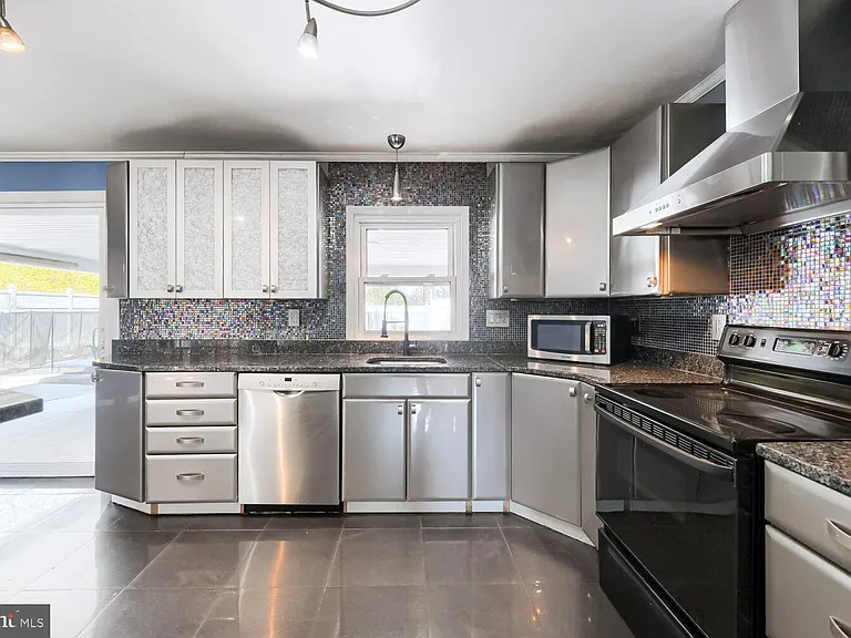 114 E Seminary Ave — Photo 9