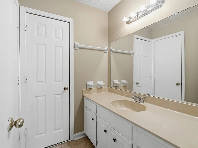 1241 N Graycroft Ave — Photo 15