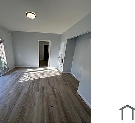 2nd image of 924 1/2 W 81st St
