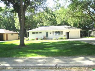 1620 Pleasant Court Dr, Sheldon, IA 51201