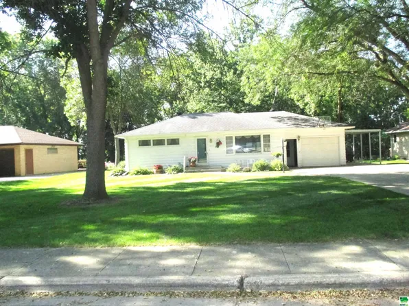 1620 Pleasant Court Dr, Sheldon, IA 51201