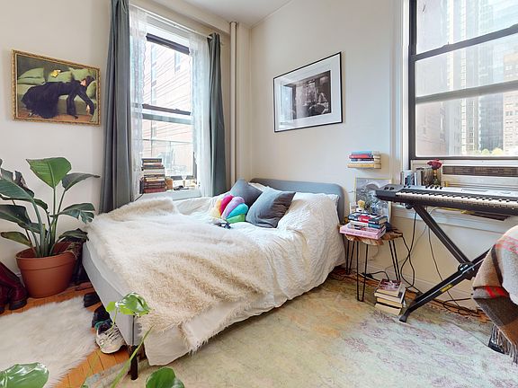 4th image of 245 W 51st St APT 602