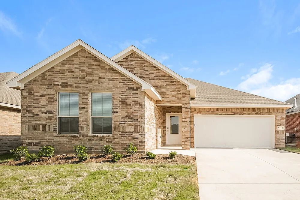 4 bed, 2.0 bath, 1902 sqft, $1,905 — Photo 1