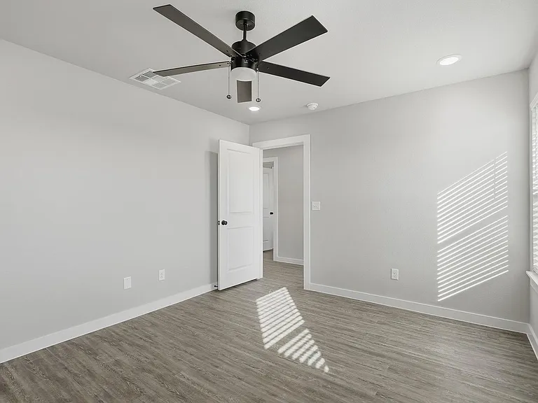 3035 Glennster St — Photo 21