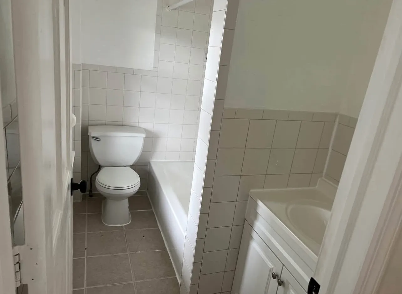 3 bed, 900 sqft, $2,300 — Photo 3