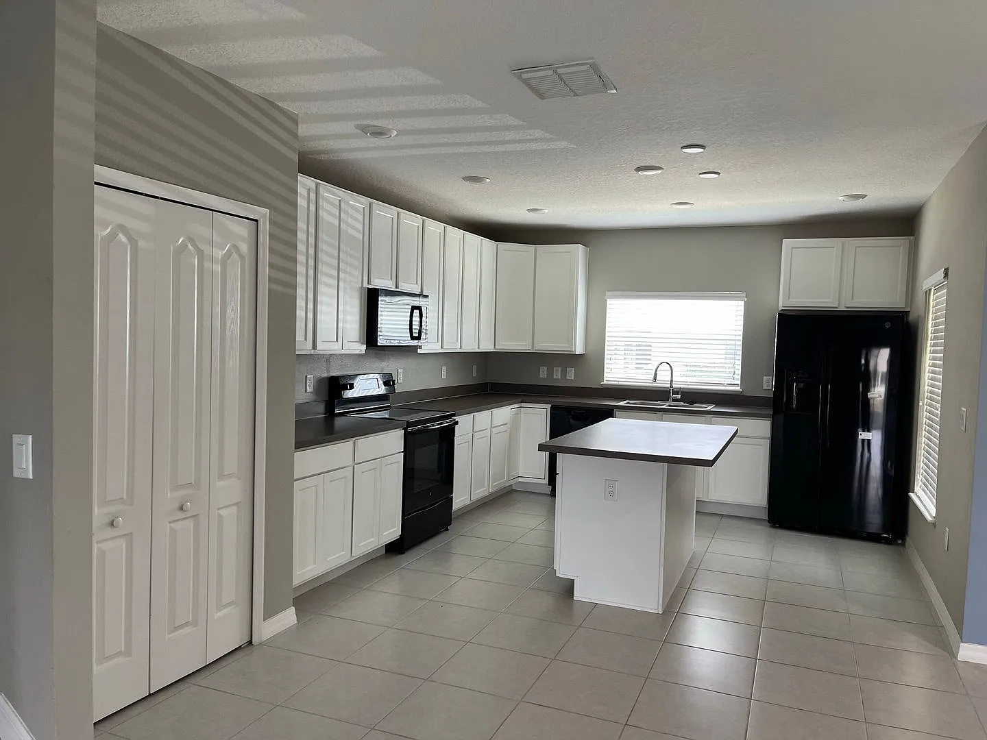 3 bed, 2.5 bath, 1980 sqft, $1,850 — Photo 2