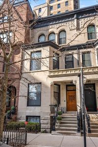 1304 N Ritchie Ct, Chicago, IL, 60610