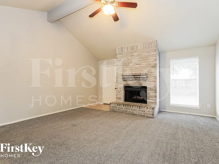 2118 Knollbrook Ln — Photo 3