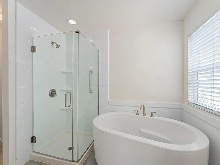 2429 Tolmie Ave — Photo 30