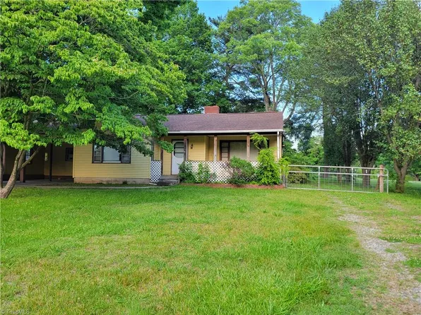 909 Liberty Dr, Thomasville, NC 27360