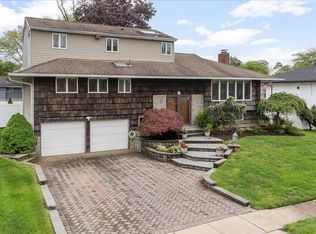 11 Voorhis Dr, Old Bethpage, NY 11804
