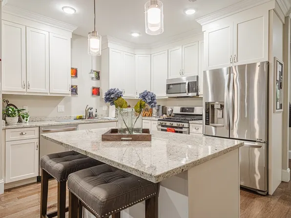 8 Island Ct Unit 201, South Easton, MA 02375