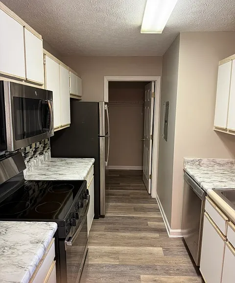 402 Dabney Dr #8 — Photo 2