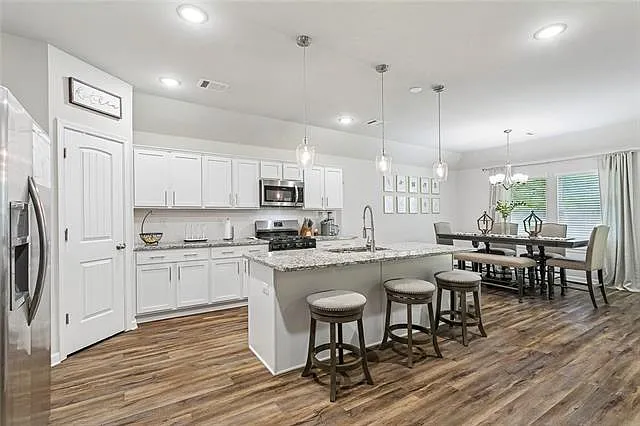 4 bed, 3.0 bath, 2473 sqft, $2,600 — Photo 3