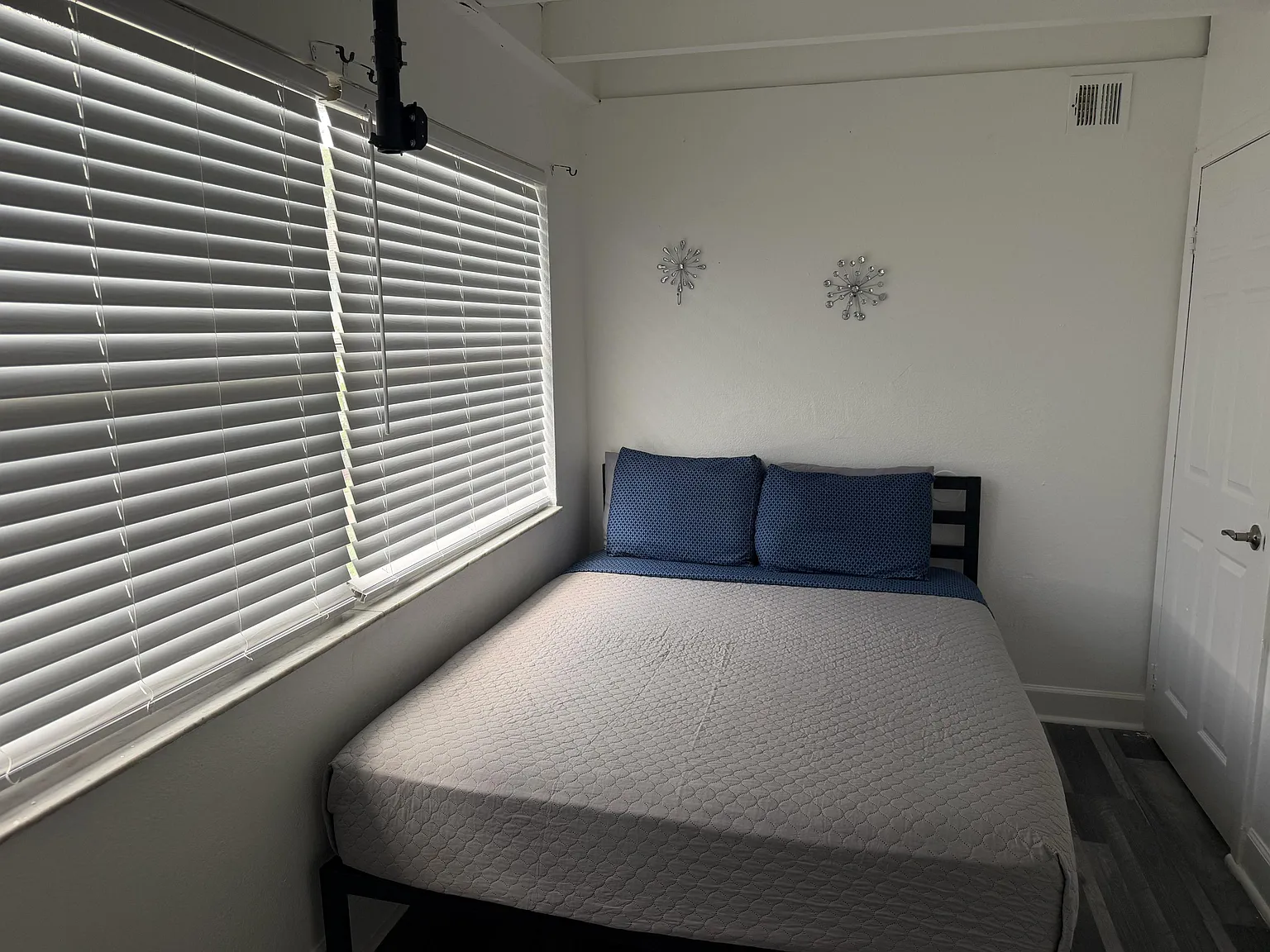 3 bed, 1.0 bath, 1000 sqft, $1,048 — Photo 1