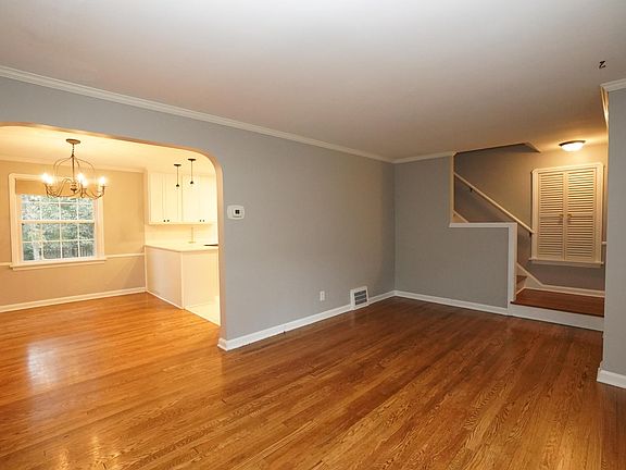 3rd image of 473 Oakmoor Ave