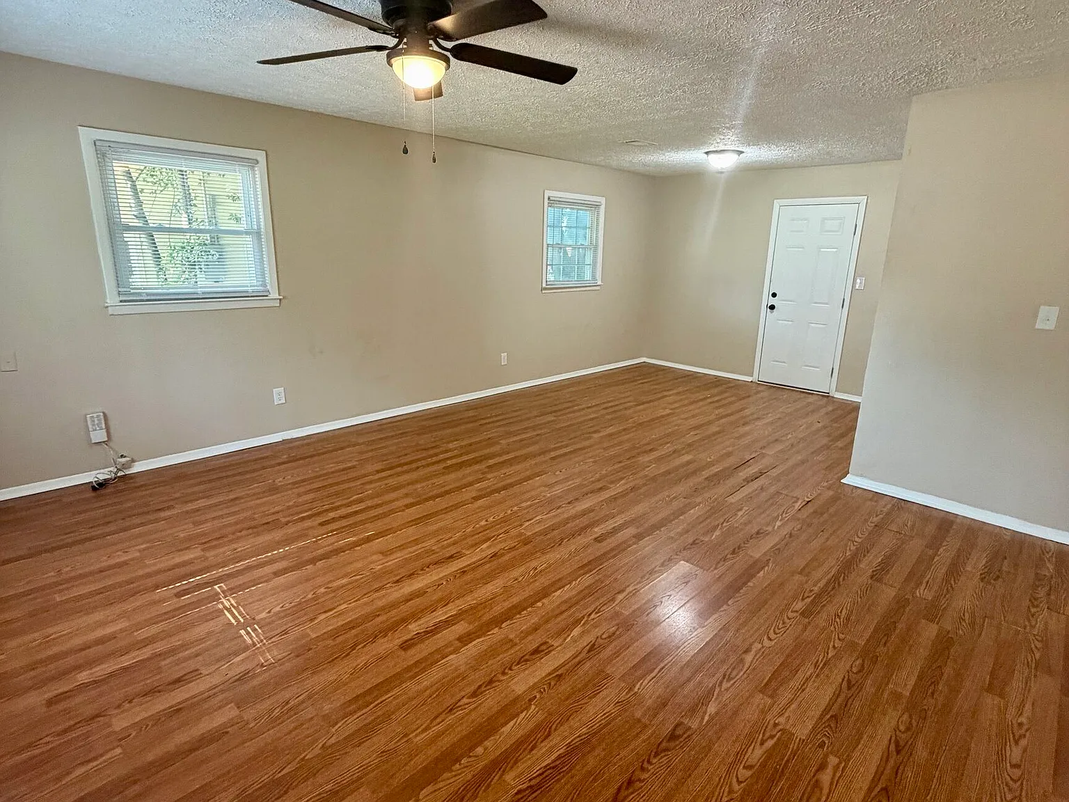 3 bed, 1.0 bath, 1008 sqft, $1,275 — Photo 4