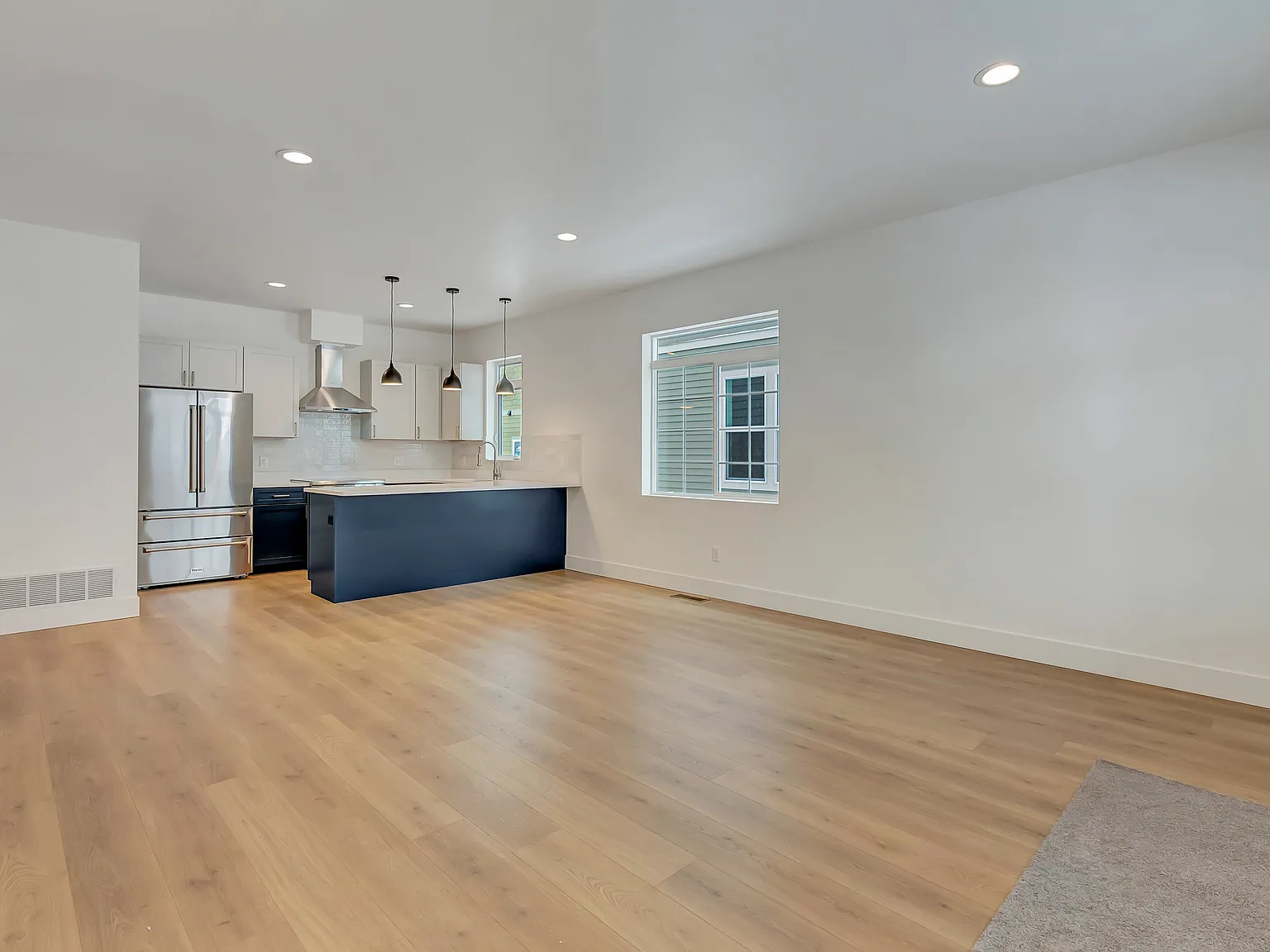 3 bed, 2.5 bath, 2292 sqft, $2,950 — Photo 3