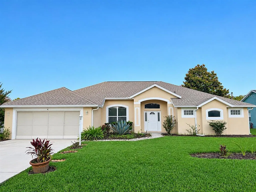3 bed, 2.0 bath, 2224 sqft, $2,300 — Photo 1