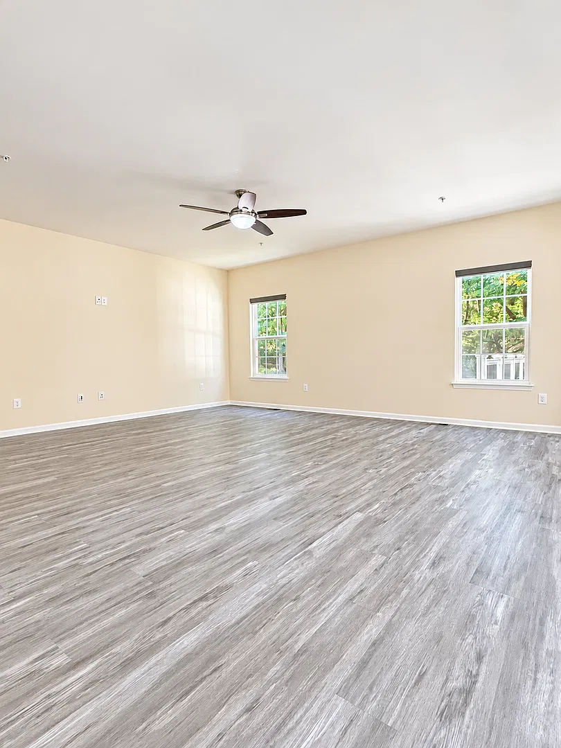 Expansive 6-Bedroom Home Near I-95, Route 40 & White Marsh — Photo 2