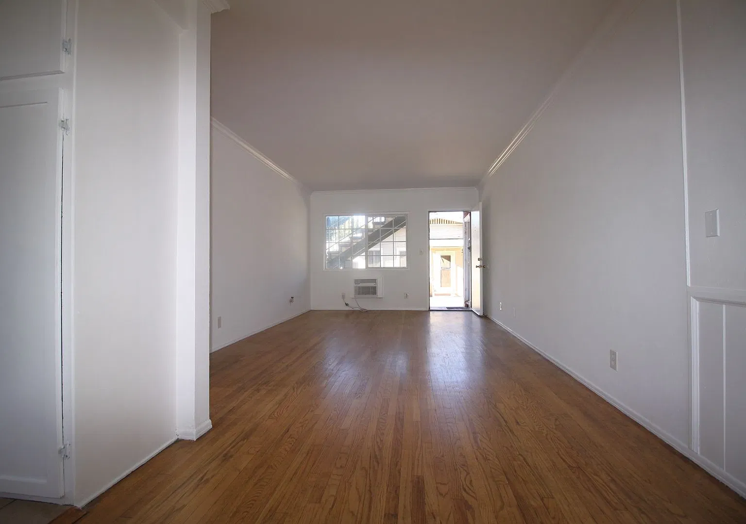 326 MacNeil St — Photo 1
