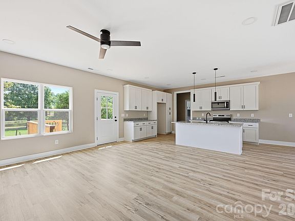 2nd image of 1517 Robin Rd