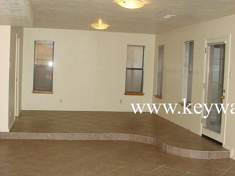 4816 Manitoba Ct NE — Photo 4