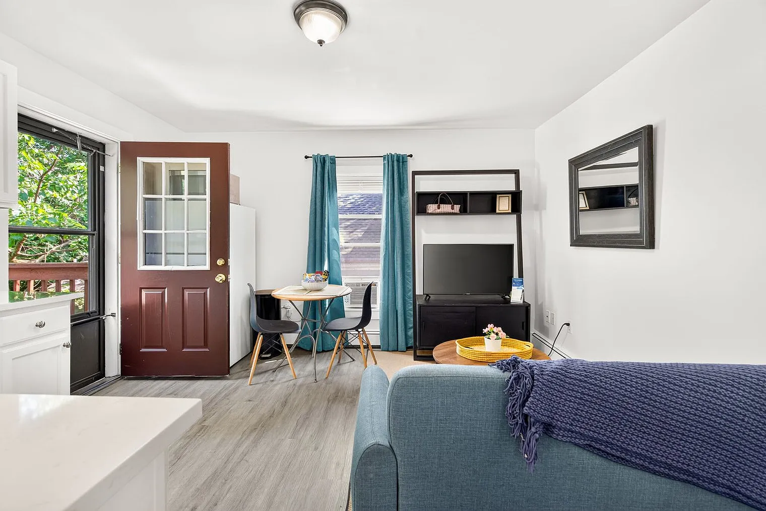 1 bed, 1.0 bath, 592 sqft, $4,605 — Photo 2