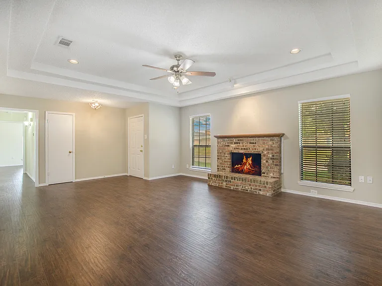 4115 San Mateo Dr — Photo 2