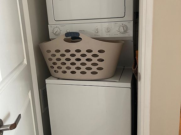 4th image of 2958 N Syracuse St Unit 112