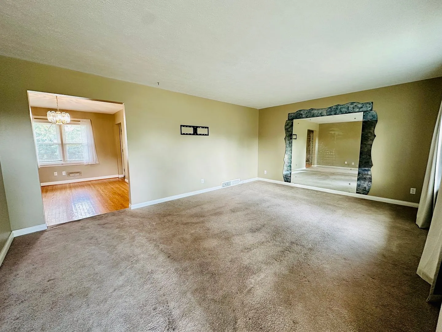 Three bedroom/2 full bath in Hikes Point with detached garage! — Photo 4