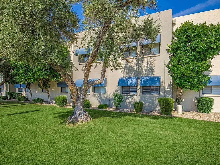 Palm Desert Apartments — Photo 24