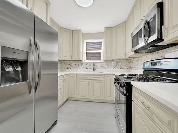 4th image of 3237 W 64th Pl