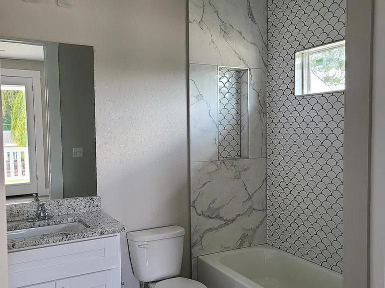 2125 W Saint Joseph St — Photo 3