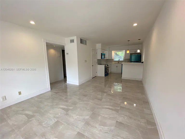 601 SE 5th Ct #208 — Photo 17
