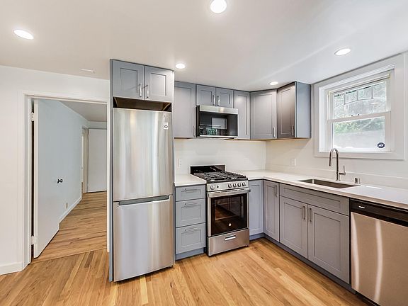 5th image of 816 Peninsula Ave #B