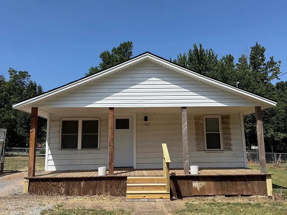165 SW 1st St