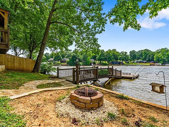 5th image of 718 Lake Dr #9