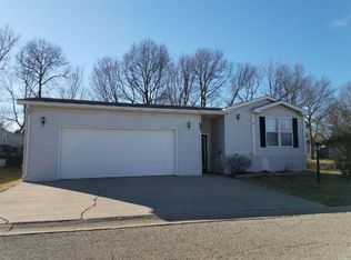 123 Berrywood Dr, Freeport, IL 61032