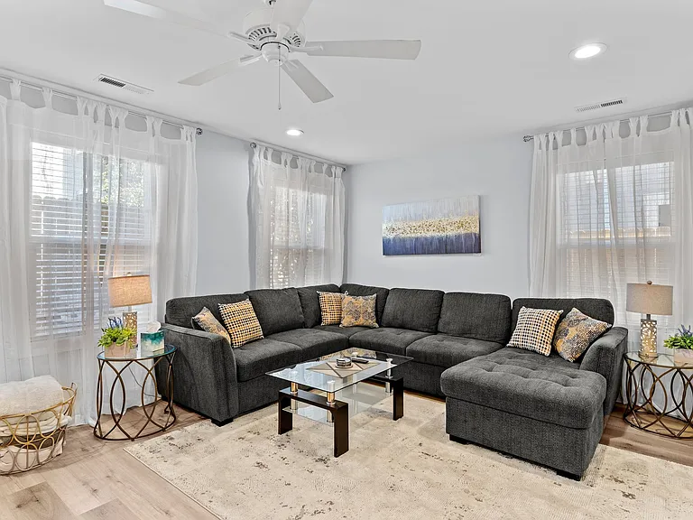 705 Brooks Aly — Photo 4