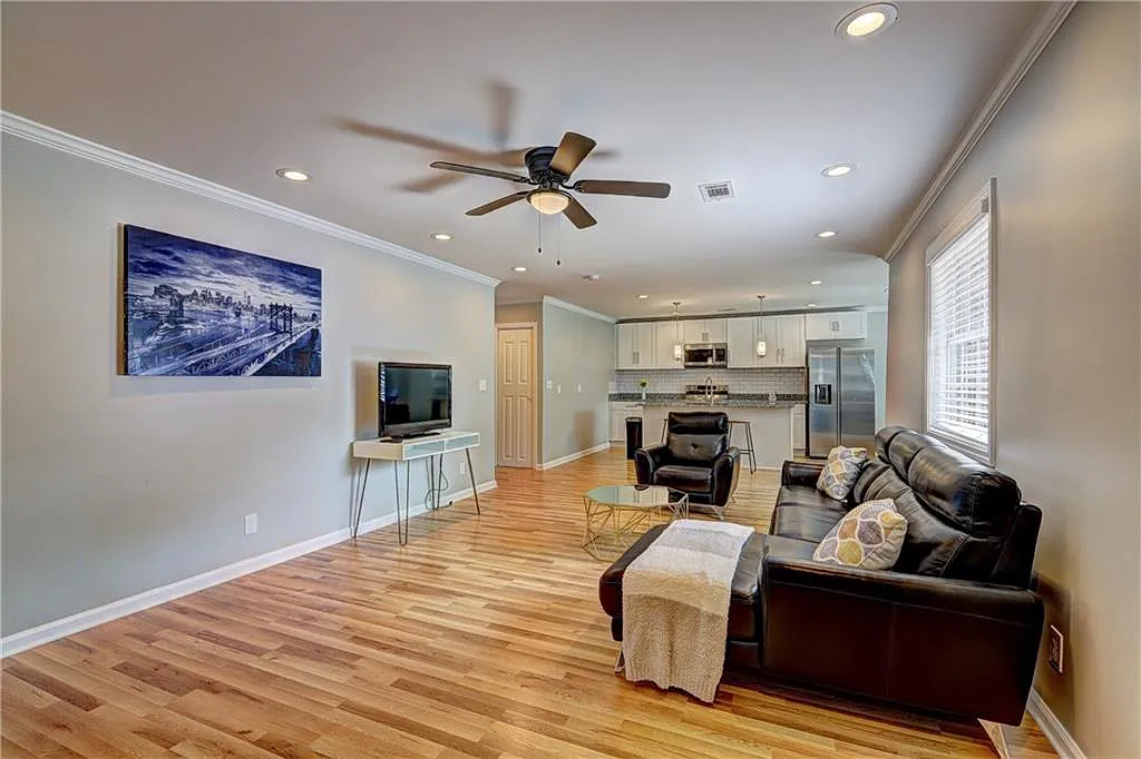 3 bed, 2.0 bath, 141 sqft, $2,400 — Photo 4